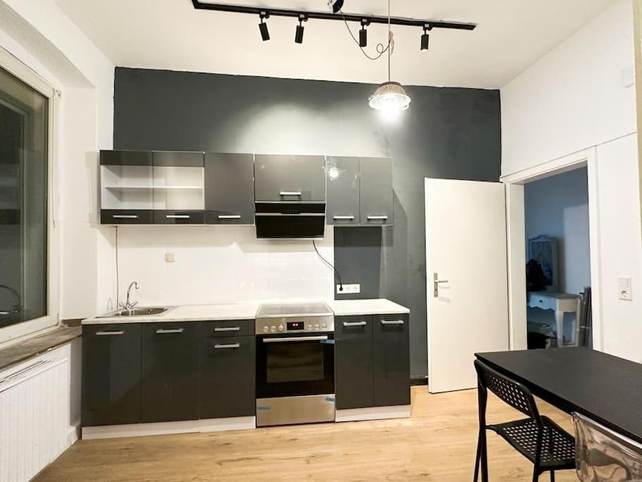 Igo Apartment 2 Schlafenzimmer Mit Waschmaschine Trockner Haustier Rheinufer 5Min Netflix Disney Plus 17-6 Duisburg Exterior photo